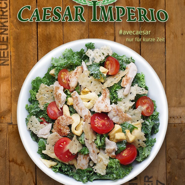 Hallo liebe Salatfans. Wir haben mal wieder einen neuen Spezialsalat entwickelt - dieses Mal mit Grünkohl als Salatbasis und eine innovative Abwandlung des klassischen Caesar's Salat. Guten Appetit.