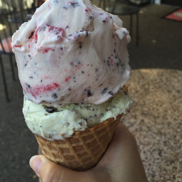 4/12/2015 tarihinde Donna K.ziyaretçi tarafından Mission Street Ice Cream and Yogurt - Featuring McConnell&#39;s Fine Ice Creams'de çekilen fotoğraf
