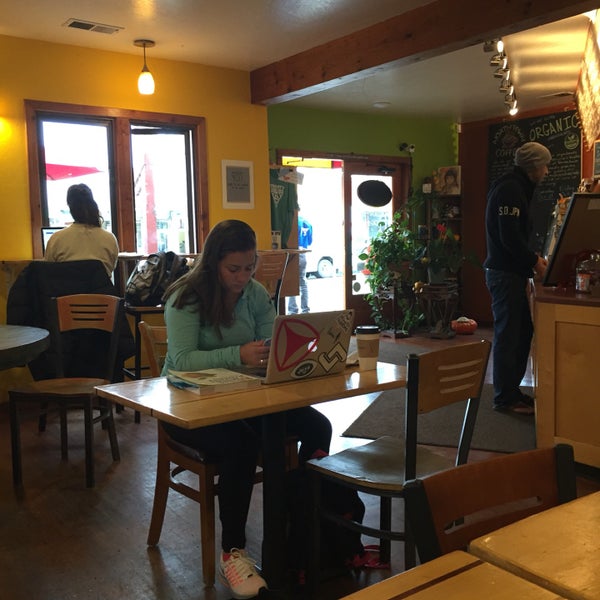 This is THE best coffeeshop in Arcata - delectable organic espresso; vegan & raw cakes&pastries + fresh breaky&lunch offerings - wraps, burritos, bagels..Ideal for freelancers - fast wifi: billmurray