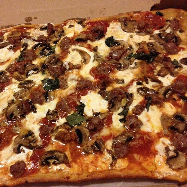 Foto diambil di Nonna&#39;s L.E.S. Pizzeria oleh Dominic G. pada 1/13/2013