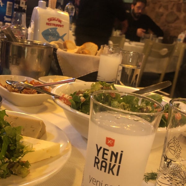 Das Foto wurde bei Sokak Restaurant Cengizin Yeri von Nihal Y. am 3/14/2020 aufgenommen