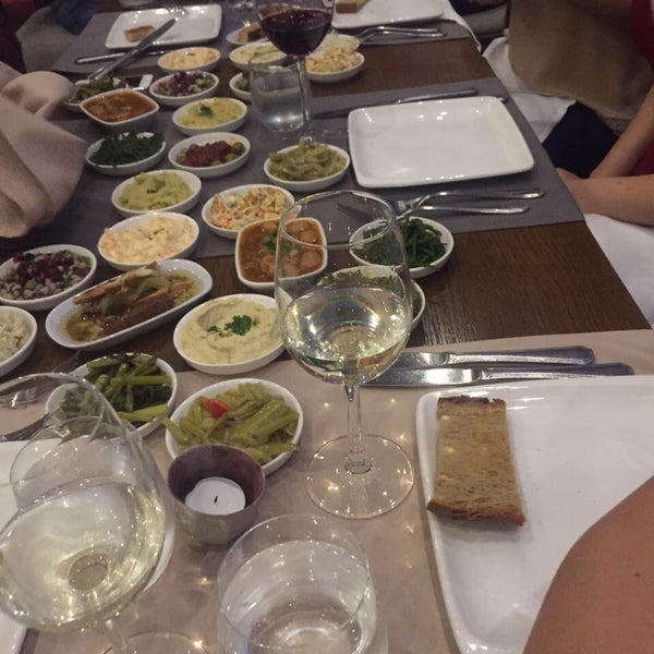 Das Foto wurde bei Efruz Restaurant von Nihal Y. am 5/5/2016 aufgenommen