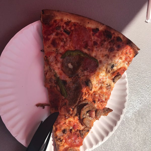 5/2/2018にIryna B.がDowntown House Of Pizzaで撮った写真