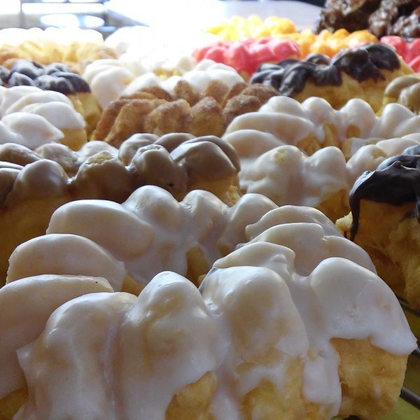 Снимок сделан в Baker&#39;s Dozen Donuts - Deli &amp; Delights пользователем Bakers D. 6/25/2015