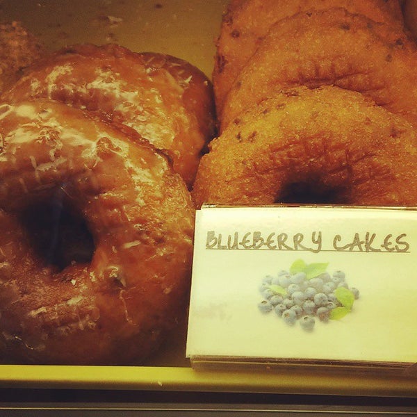 Снимок сделан в Baker&#39;s Dozen Donuts - Deli &amp; Delights пользователем Bakers D. 4/11/2015
