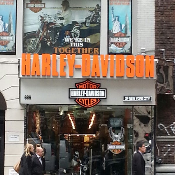 Photo prise au Harley-Davidson of NYC par NY P. le10/10/2013