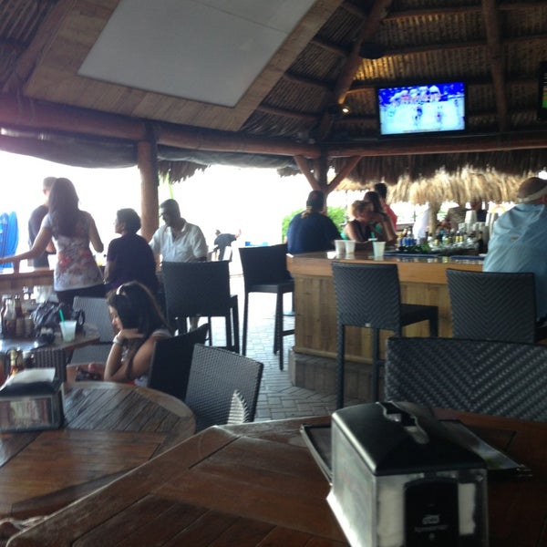 Foto tomada en Bamboo Beach Tiki Bar &amp; Cafe  por Rosemary M. el 7/8/2013