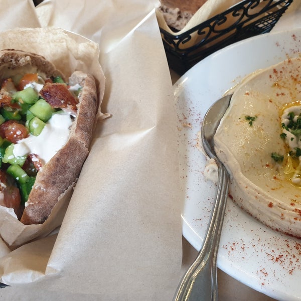 รูปภาพถ่ายที่ Oren&#39;s Hummus โดย Fahad .. เมื่อ 4/7/2019