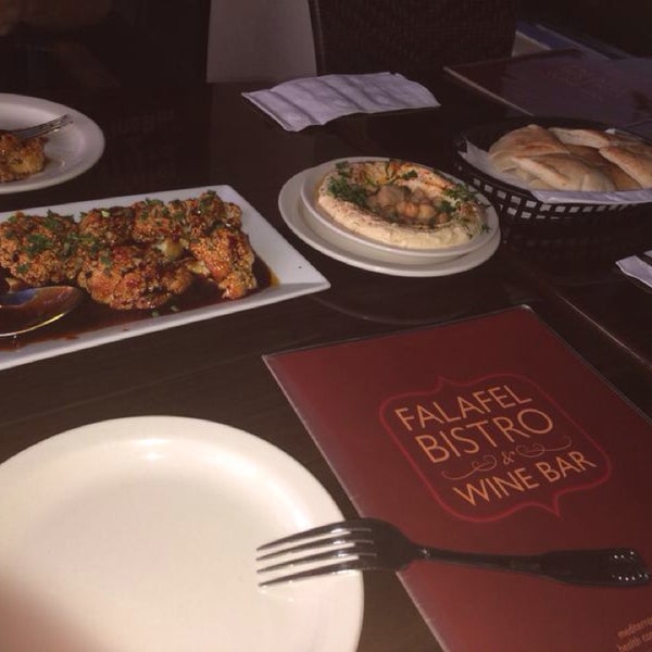 รูปภาพถ่ายที่ Falafel Bistro &amp; Wine Bar โดย Victoria M. เมื่อ 5/19/2014