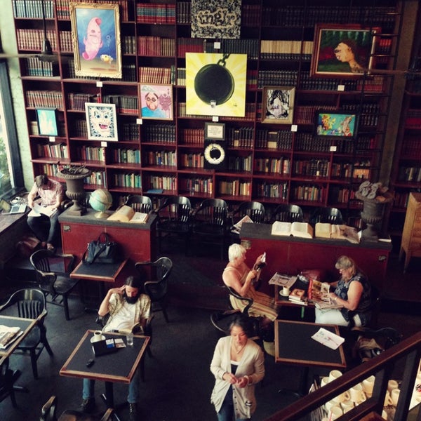 รูปภาพถ่ายที่ Bauhaus Books &amp; Coffee โดย Kate K. เมื่อ 7/9/2013