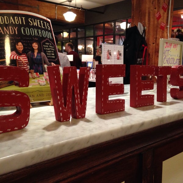 11/23/2013 tarihinde Kate K.ziyaretçi tarafından Liddabit Sweets'de çekilen fotoğraf