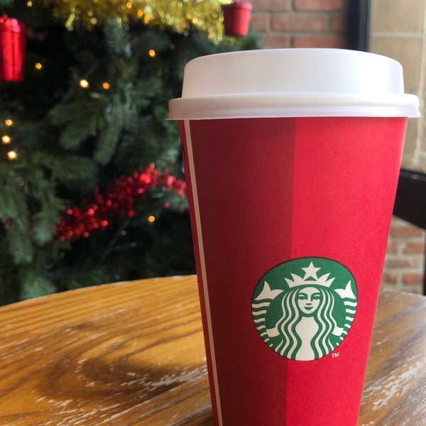 รูปภาพถ่ายที่ Starbucks โดย Karolien D. เมื่อ 12/11/2018