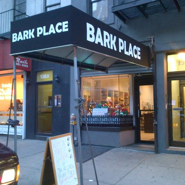 Foto tirada no(a) Bark Place NYC on 1st por Bark Place NYC on 1st em 2/12/2014