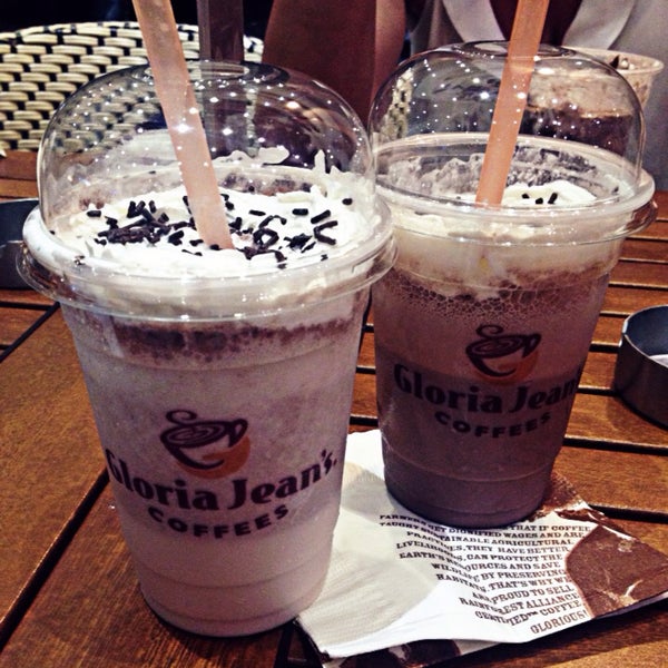 Photo taken at Gloria Jean&#39;s Coffees by Elif A. on 7/26/2016