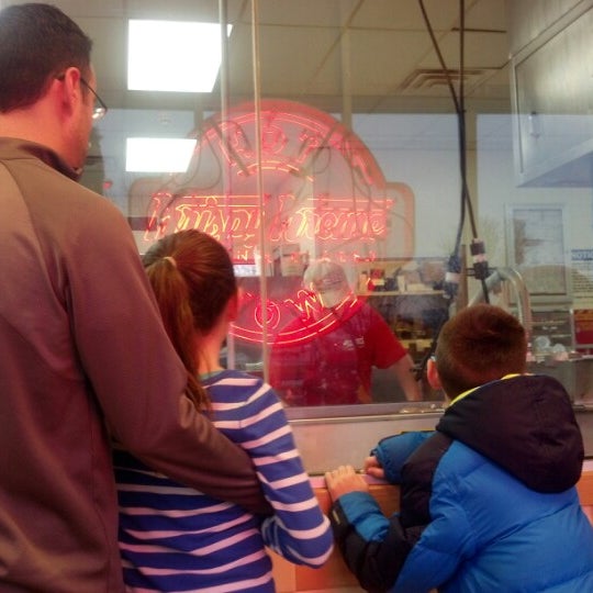1/27/2013 tarihinde Jaime B.ziyaretçi tarafından Krispy Kreme'de çekilen fotoğraf