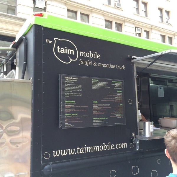 รูปภาพถ่ายที่ Taïm Mobile Falafel &amp; Smoothie Truck โดย Jonathan V. เมื่อ 8/6/2014
