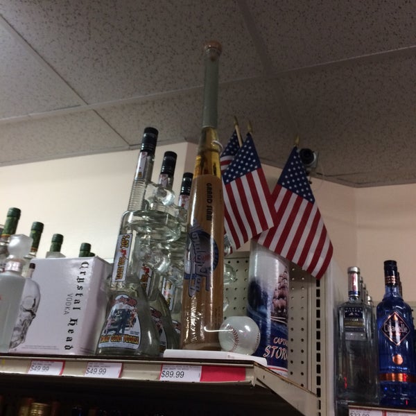 Photo taken at Eight &amp; Driggs Wine and Liquors by Jonathan V. on 6/7/2015