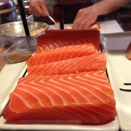 รูปภาพถ่ายที่ Nomura Sushi โดย Lynn M. เมื่อ 11/25/2012