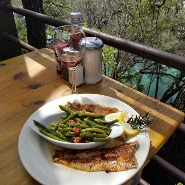 Foto tirada no(a) Gristmill River Restaurant &amp; Bar por Nancy W. em 2/23/2019