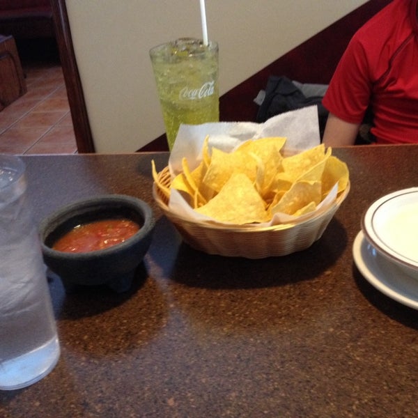2/8/2014 tarihinde Kyle H.ziyaretçi tarafından Guadalajara Mexican Restaurant'de çekilen fotoğraf