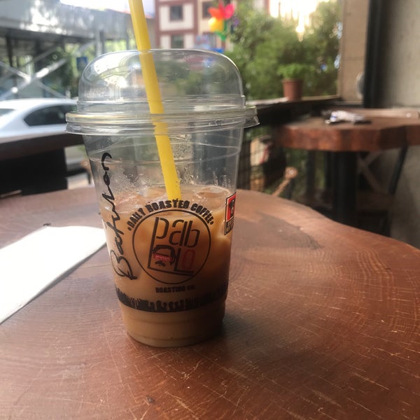 Foto diambil di Pablo Artisan Coffee oleh Batuhan A. pada 7/19/2019