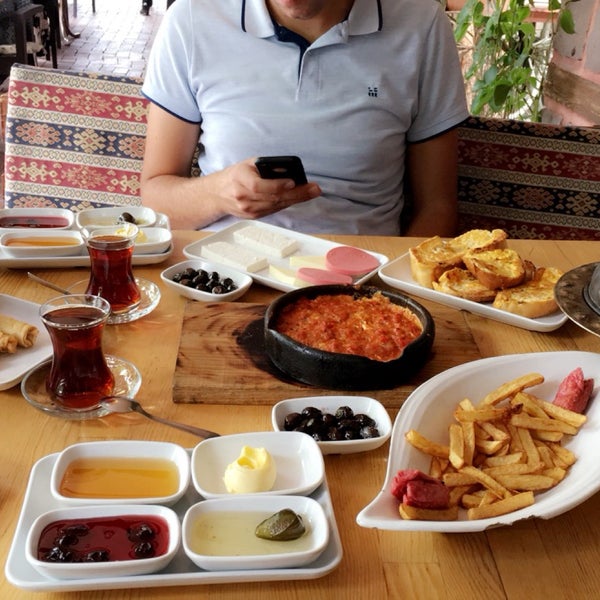 Foto diambil di Osman Bey Konağı Cafe Restorant oleh Samet A. pada 6/19/2018