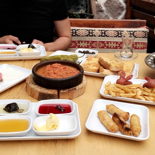 Foto diambil di Osman Bey Konağı Cafe Restorant oleh Samet A. pada 5/13/2018