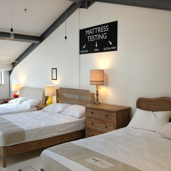 Спящий человек. Ex sleep. Про сон. Человек лежит с телефоном. Девочка спит.