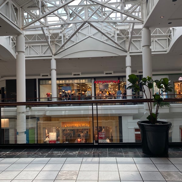 Foto tomada en The Mall at Fairfield Commons  por Shawn P. el 7/22/2020