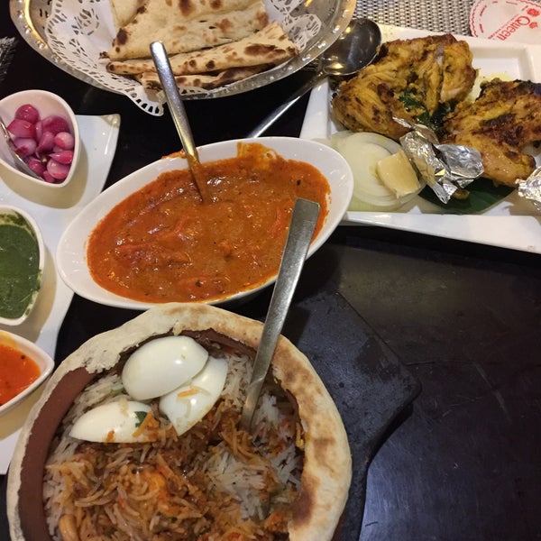 Снимок сделан в Queen&#39;s Tandoor Indian &amp; Fusion Cuisine пользователем Maram J. 8/26/2018