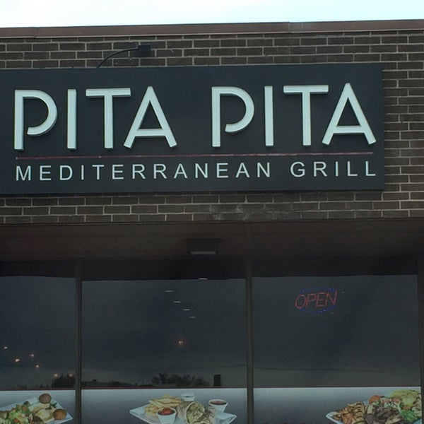 รูปภาพถ่ายที่ Pita Pita Mediterranean Grill โดย Bruce L. เมื่อ 5/17/2016
