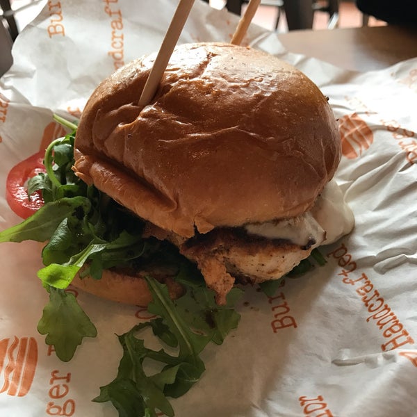 Foto scattata a Burger Parlor da YOYO .. il 3/4/2017