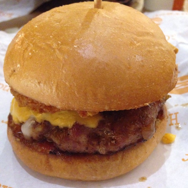 Foto scattata a Burger Parlor da YOYO .. il 11/8/2015