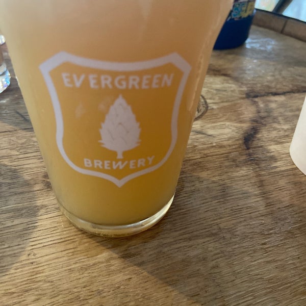 Foto tirada no(a) Evergreen Brewery and Tap House por Kendall R. em 7/10/2021