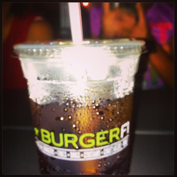 รูปภาพถ่ายที่ BurgerFi โดย Dann G. เมื่อ 7/18/2013