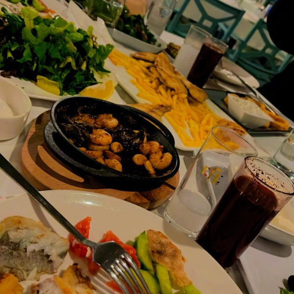 Das Foto wurde bei KoyuMavi Balık Restaurant von 🦄💕👑M.Melissaa . am 1/30/2024 aufgenommen