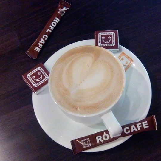 รูปภาพถ่ายที่ ROFL CAFE โดย Ruslana Z. เมื่อ 12/15/2013
