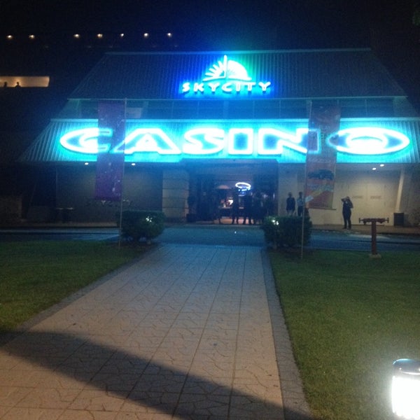 Foto diambil di Mindil Beach Casino Resort oleh Maria A. pada 5/3/2014