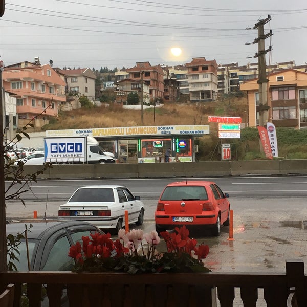Foto diambil di Basrioğlu Piliç Çevirme oleh Samed K. pada 12/4/2017