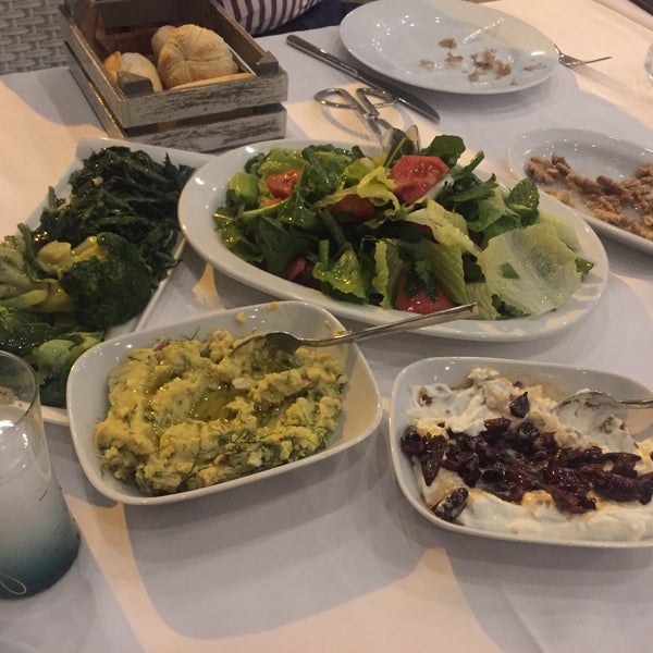 Das Foto wurde bei Köşem Restaurant von Şebnem T. am 10/27/2017 aufgenommen