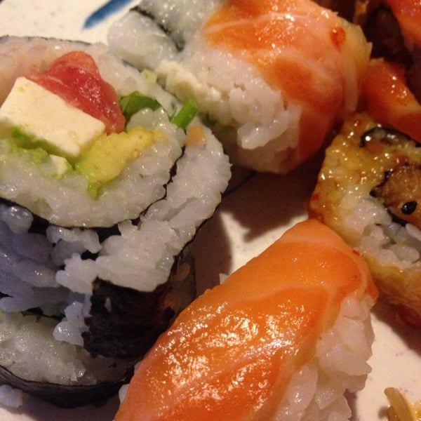 10/23/2013 tarihinde Max L.ziyaretçi tarafından Sushi Bites'de çekilen fotoğraf