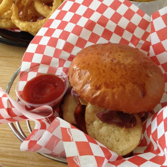 Foto diambil di 400° Gourmet Burgers &amp; Fries oleh Mike O. pada 12/24/2012
