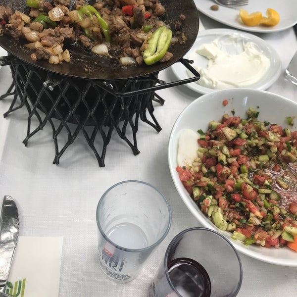 รูปภาพถ่ายที่ Meşelik Et &amp; Balık Restaurant โดย DOĞAN B. เมื่อ 7/6/2020