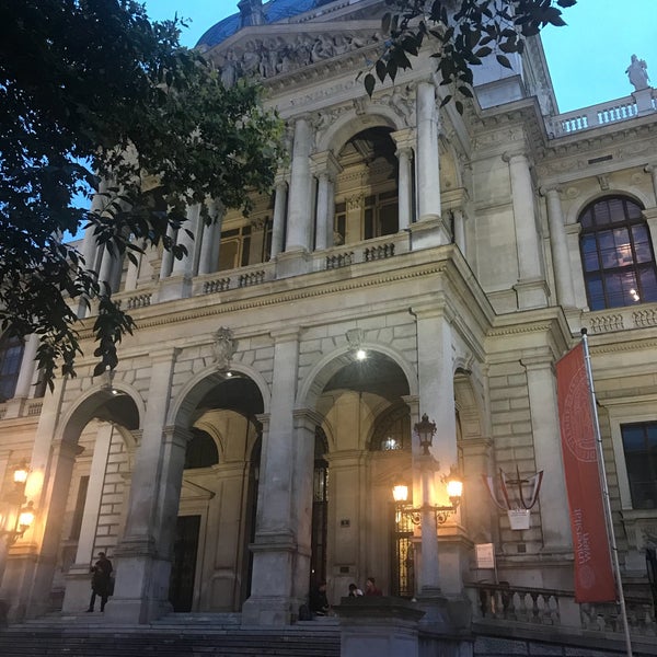 รูปภาพถ่ายที่ Universität Wien โดย DJ เมื่อ 9/1/2018