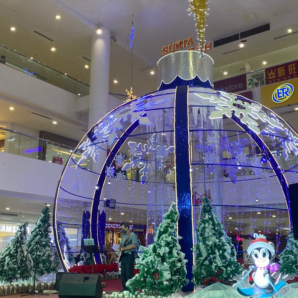 Foto diambil di Suria Sabah Shopping Mall oleh JessyDec pada 12/18/2021