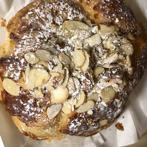 12/1/2018 tarihinde Retna S.ziyaretçi tarafından Swiss Haus Bakery'de çekilen fotoğraf