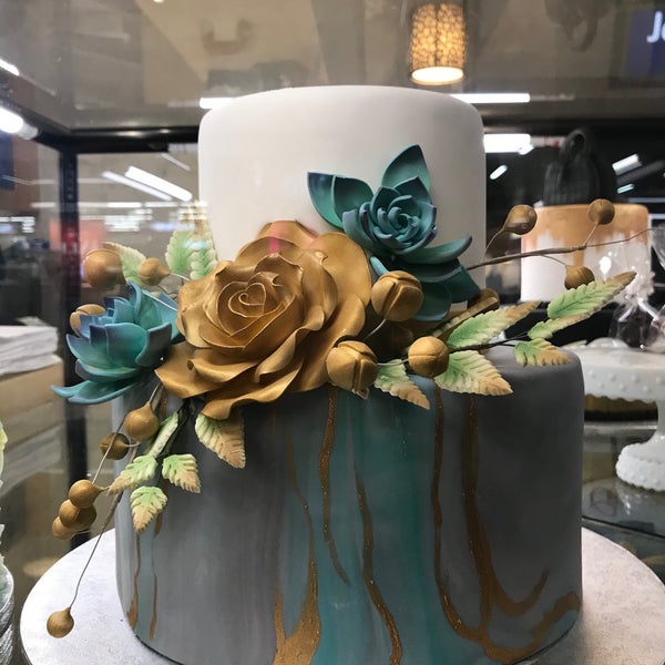Foto tomada en Tiffany&#39;s Bakery  por Retna S. el 2/16/2020