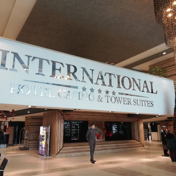 Photo taken at INTERNATIONAL Hotel Casino &amp; Tower Suites by Gökçen Ö. on 12/30/2018