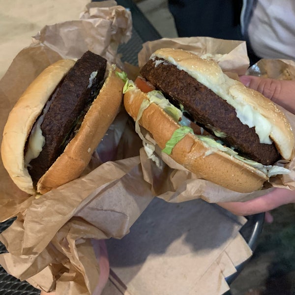Foto scattata a Junior Colombian Burger - South Kirkman Road da Yating C. il 12/30/2019