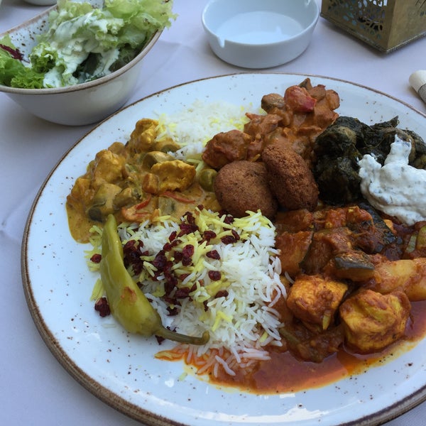Foto tirada no(a) Shiraz Restaurant Darmstadt por Knut H. em 8/26/2015